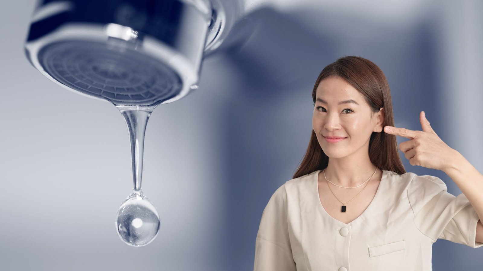 robinet qui goutte avec femme asiatique qui a le sourire